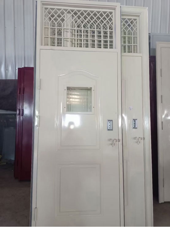 托里学校教室门