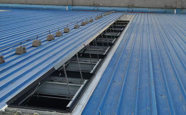 某城市大型商业综合体中庭托里排烟窗工程