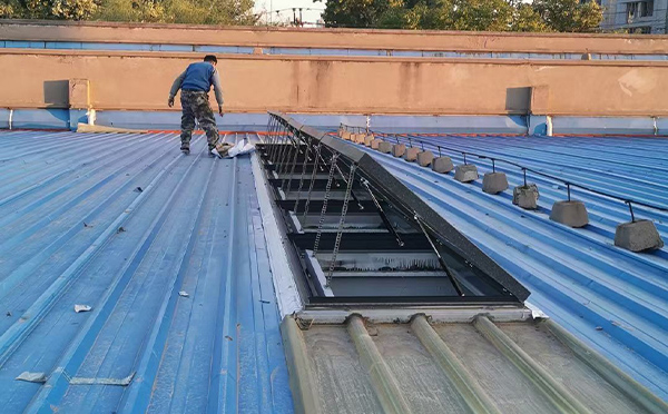 某区域性物流仓储中心托里排烟窗系统安装项目