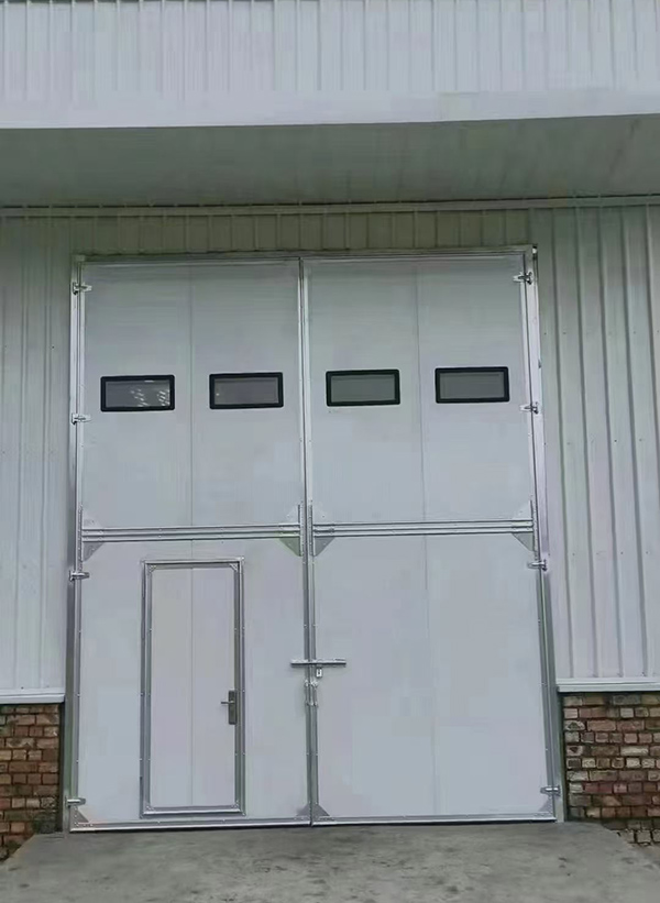 托里工业门在设备装配车间出入口的实施记录